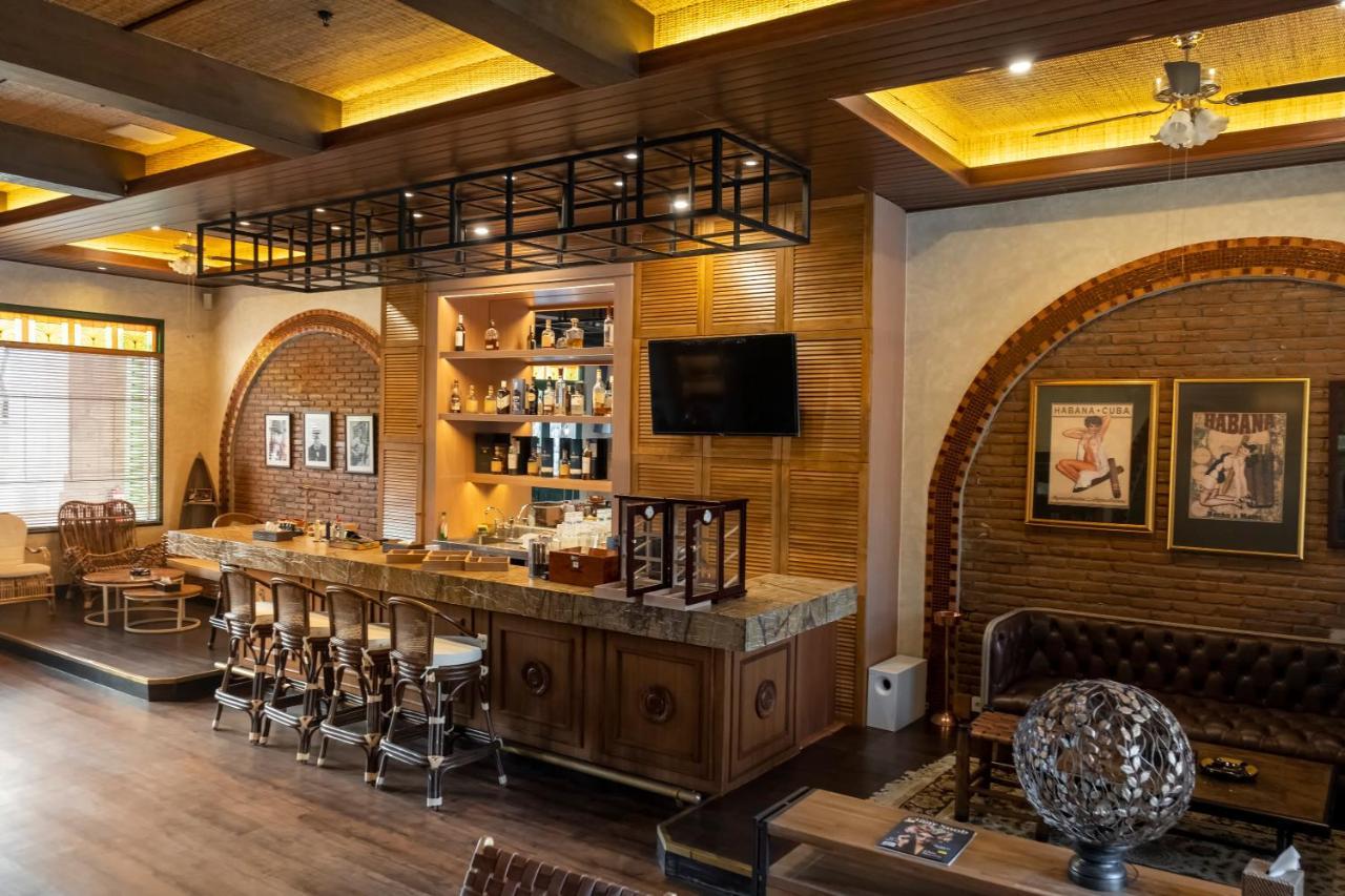 Ts Suites Seminyak Exteriör bild The bar at the 2010-built clubhouse