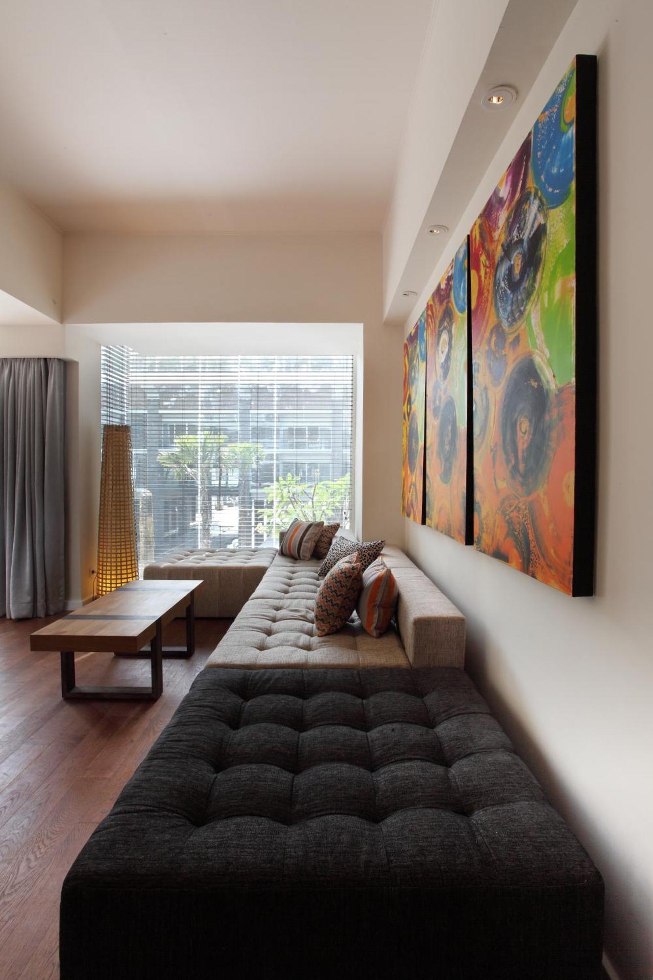 Ts Suites Seminyak Rum bild A living room with a sofa