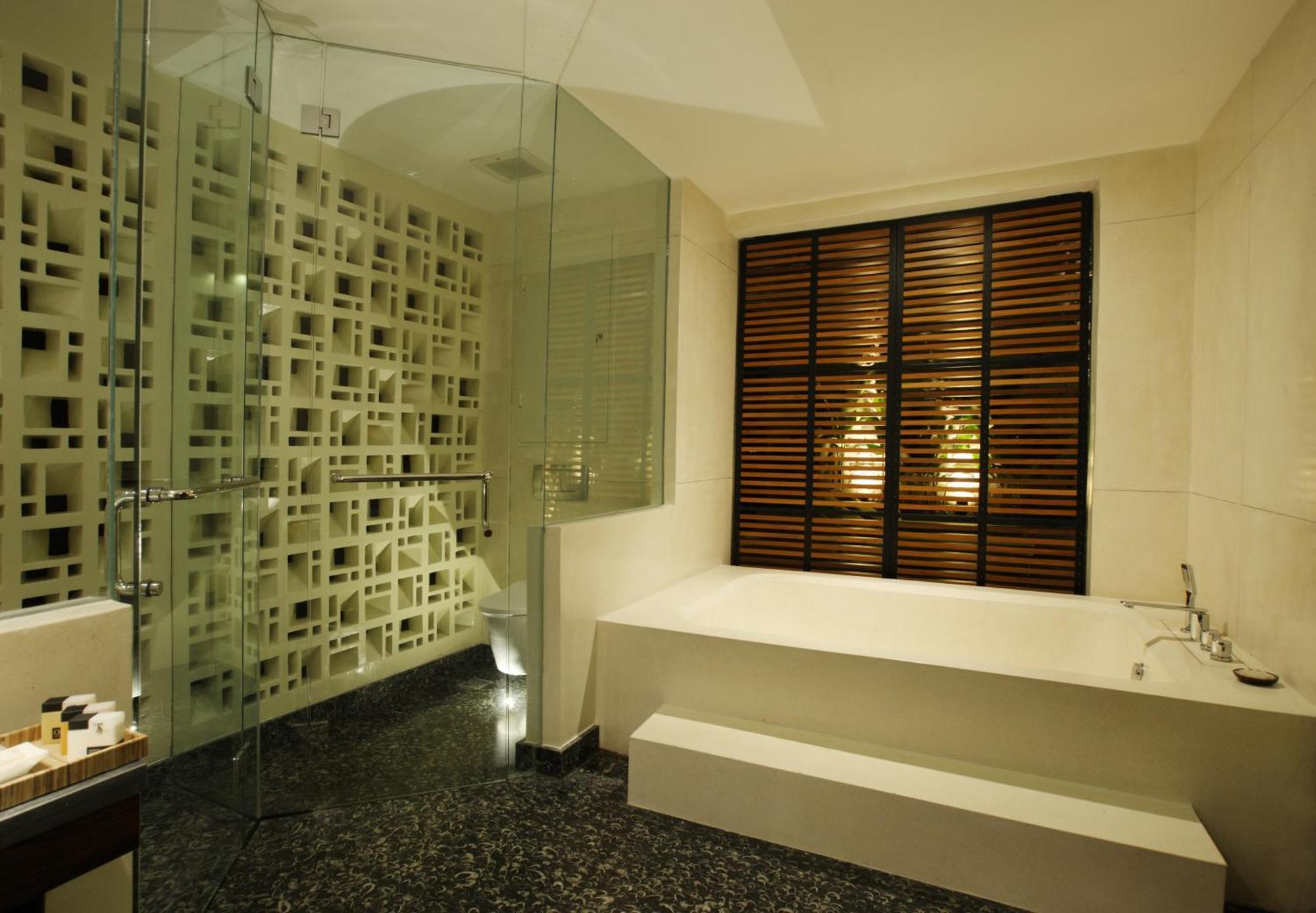 Ts Suites Seminyak Exteriör bild Bathroom