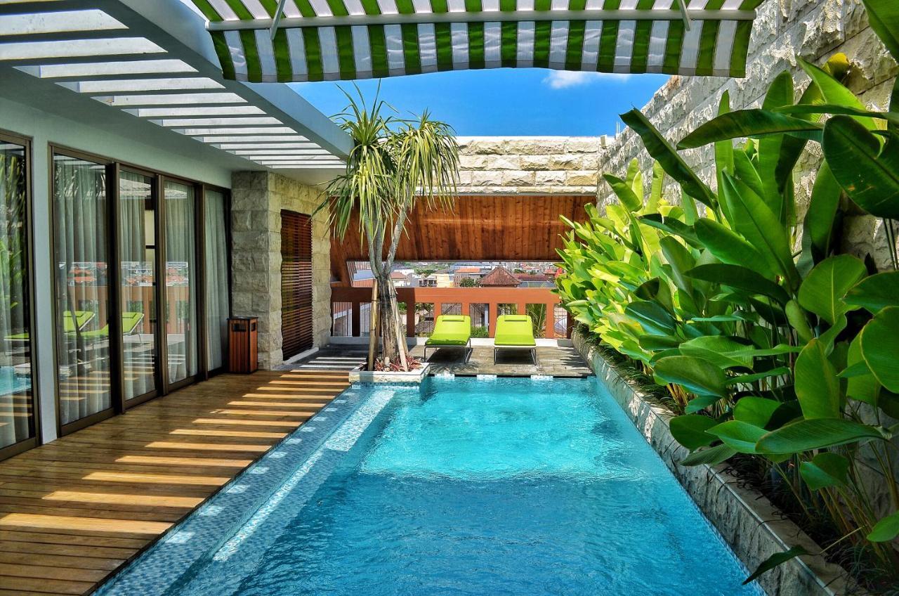 Ts Suites Seminyak Exteriör bild The swimming pool at the hotel